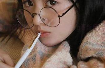 朦胧中的真相：51吃瓜网cg更新后，那一刻我愣住了